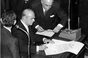 Ο Κωνσταντίνος Καραμανλής υπογράφει την ορκωμοσία του Κωνσταντίνου Τσάτσου στην Προεδρία της Δημοκρατίας το 1975