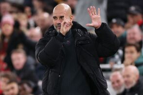 Πεπ Γκουαρντιόλα: Ο προπονητής της Μάντσεστερ Σίτι ύψωσε έξι δάχτυλα προς τους οπαδούς της Λίβερπουλ - Πώς αιτιολόγησε τη viral χειρονομία του.