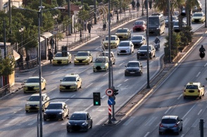 Αυτοκίνητα στον δρόμο της Αθήνας