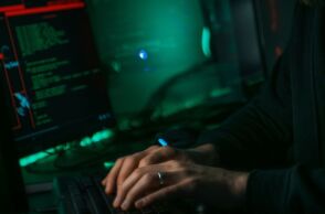 Λάρισα: Έλεγχος για ναρκωτικά οδήγησε σε υπόθεση πορνογραφίας ανηλίκων - Συνελήφθη 45χρονος - Πλήθος φωτογραφιών στο κινητό του. 