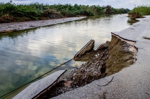 Δηλαδή να πνιγούμε για να μην γκρεμιστούν μερικά αυθαίρετα; 