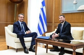 Κυριάκος Μητσοτάκης και Νίκος Ανδρουλάκης στη συνάντησή τους στο πρωθυπουργικό γραφείο στη Βουλή