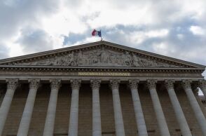 Η Γαλλία σε κρίση μετά την πτώση της κυβέρνησης Μπαρνιέ - Γιατί η πολιτική αναταραχή δεν προκαλεί σοβαρή ανησυχία μόνο στους γάλλους πολίτες - Ανάλυση του BBC