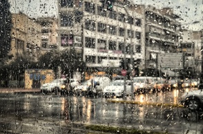 Καταιγίδα στην Αθήνα - Τζάμι βρεγμένο και αυτοκίνητα σε δρόμο