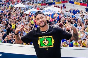 Ο Βραζιλιάνος σούπερ σταρ Νεϊμάρ αποθεώνει το viral τραγούδι του 2024 στην πλατφόρμα του TikTok, με ένα βίντεο που ήδη έχει ξεπεράσει τα 800.000 likes