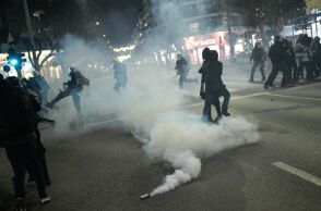 ΕΛΑΣ για τα επεισόδια στη Θεσσαλονίκη: Αφαίρεσαν ελληνική σημαία, επιχείρησαν να τη σκίσουν και να την κάψουν