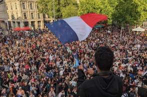 Γαλλία: δημοκρατικό μέτωπο απέναντι στην «ανυπόταχτη» συμμαχία με την Ακροδεξιά