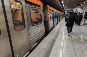 Συρμός του μετρό σε σταθμό