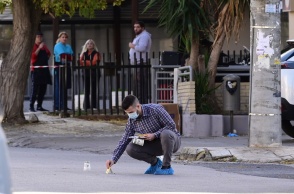 Οι αρχές μάζεψαν κάλυκες από το σημείο των πυροβολισμών με δύο νεκρούς στη Γλυφάδα