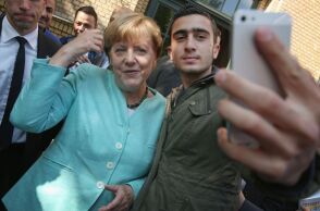 Ο Σύρος πρόσφυγας που βγήκε σέλφι με την Άνγκελα Μέρκελ το 2015 θέλει να μείνει στη Γερμανία - Αναζωπυρώνεται η πολιτική αντιπαράθεση για τους αιτούντες άσυλο 