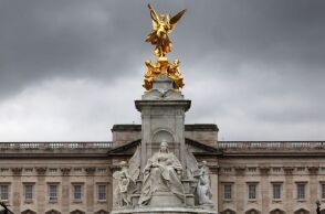 Βρετανία: Μέλη του προσωπικού των ανακτόρων του Μπάκιγχαμ ερευνώνται για επεισόδιο σε μπαρ όπου διασκέδαζαν - Ξέφυγε από τον έλεγχο η κατάσταση, σύμφωνα με ΜΜΕ