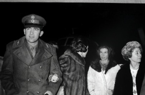 Ο Βασιλιάς Κωνσταντίνος με την Άννα Μαρία και τη μητέρα του Φρειδερίκη στη Ρώμη μετά το αποτυχημένο αντικίνημα στην Ελλάδα