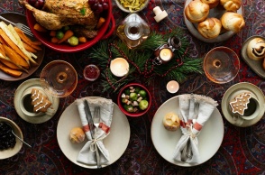 Γαλοπούλα και μπισκότα στο στολισμένο χριστουγεννιάτικο τραπέζι