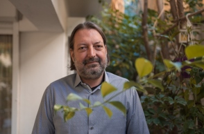 Ο συνθέτης και παραγωγός Χρήστος Αλεξόπουλος επανακυκλοφορεί ψηφιακά το ντεμπούτο άλμπουμ του 25 χρόνια μετά την πρώτη κυκλοφορία του και υπογράφει τη μουσική και τα τραγούδια στο θεατρικό έργο «Η Κρεατόπιτα» και στην τηλεοπτική σειρά «Μαύροι Πίνακες».