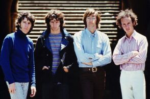 Σαν σήμερα 4 Ιανουαρίου 1967: Κυκλοφορεί το ντεμπούτο άλμπουμ των Doors - Το συγκρότημα του Τζιμ Μόρισον δίνει νέα πνοή στη ροκ μουσική.