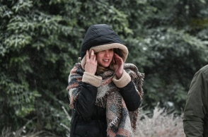 Κοπέλα με μπουφάν και κασκόλ λόγω κρύου