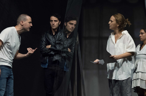 Γυάλινος κόσμος: μια ενδιαφέρουσα και εν μέρει ανατρεπτική πρόταση από τον Αντόνιο Λατέλα