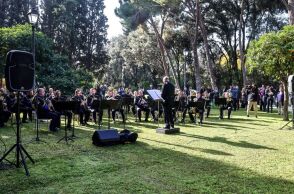 Χριστουγεννιάτικες μελωδίες στον κήπο του Προεδρικού Μεγάρου την Κυριακή