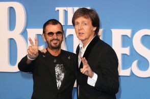 Ο Πολ ΜακΚάρτνεϊ και ο Ρίνγκο Σταρ ξανά μαζί σε συναυλία στο Λονδίνο - Ερμήνευσαν τραγούδια των Beatles - Διάσημα ονόματα στο κοινό της O2 Arena