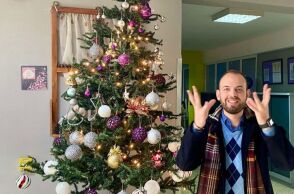 Θεσσαλονίκη: Φιλόλογος έμαθε σε μαθητές το τραγούδι «Ω έλατο» στη νοηματική και το βίντεο κατακτά το διαδίκτυο - Μήνυμα συμπερίληψης για το σχολικό περιβάλλον