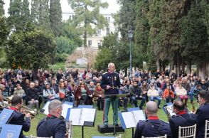 Χριστουγεννιάτικες μελωδίες στον κήπο του Προεδρικού Μεγάρου - Παρούσα η Κατερίνα Σακελλαροπούλου - Αντάλλαξε ευχές με πολίτες