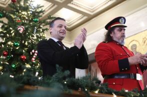 Ο Χάρης Δούκας άκουσε τα χριστουγεννιάτικα κάλαντα στο Δημαρχείο της Αθήνας