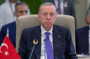 Ο Ερντογάν απειλεί τους Κούρδους: Είτε θα αφήσουν τα όπλα τους, είτε θα ταφούν στη Συρία μαζί με αυτά