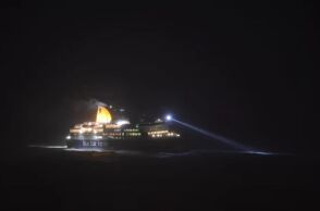 Νάξος: Ο καπετάνιος του Blue Star Delos έψαχνε με τον προβολέα τον κυματοθραύστη 