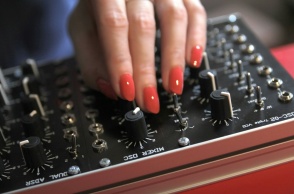 DJ - Νύχια πάνω σε κονσόλα