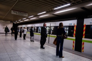 Πολίτες περιμένουν σε αποβάθρα του μετρό