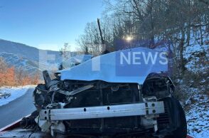 Το αυτοκίνητο στο οποίο επέβαιναν οι τρεις νεαροί μετά το τροχαίο δυστύχημα στις Πρέσπες