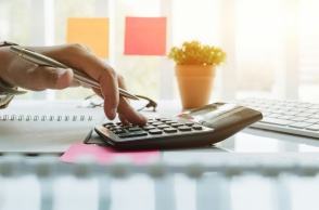 Άτομο που υπολογίζει σε αριθμομηχανή