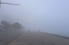 Η Θεσσαλονίκη χάθηκε στο πέπλο της ομίχλης 