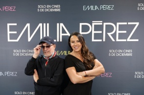 Ο Γάλλος σκηνοθέτης Jacques Audiard (L) και η Ισπανίδα ηθοποιός Karla Sofia Gascon (R) ποζάρουν κατά τη διάρκεια της παρουσίασης της ταινίας «Emilia Perez»