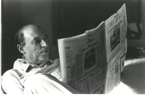 Ο Κώστας Σημίτης διαβάζει εφημερίδα