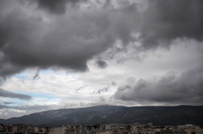 Πυκνά μαύρα σύννεφα πάνω από την Αθήνα