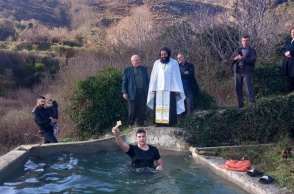 Θεοφάνεια στη Νάξο: Νεαρός βούτηξε σε στέρνα για να πιάσει τον Σταυρό