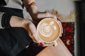 Κόβεις έναν καφέ και γίνεσαι πλούσιος - είναι δυνατόν; 