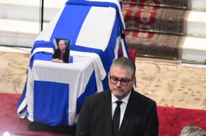 Κηδεία Κώστα Σημίτη: Ο φρουρός του, Θανάσης Φιλιππόπουλος, δίπλα στο φέρετρο