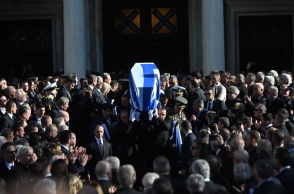 Το τελευταίο αντίο στον Κώστα Σημίτη - Η πομπή κατευθύνεται στο Α' Νεκροταφείο