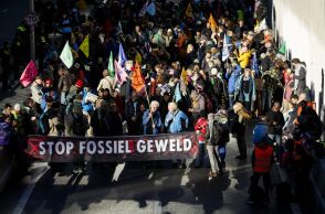 Ολλανδίας: Η αστυνομία συνέλαβε εκατοντάδες διαδηλωτές για το κλίμα - Η οργάνωση Extinction Rebellion έκλεισε για ώρες αυτοκινητόδρομο