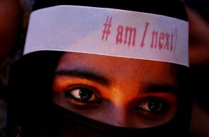 Γυναίκα στην Ινδία καταγγέλλει βιασμούς από 64 άνδρες - Η αστυνομία συνέλαβε 28 άτομα μέχρι στιγμής - Η κακοποίηση ξεκίνησε από τα 13 της. 