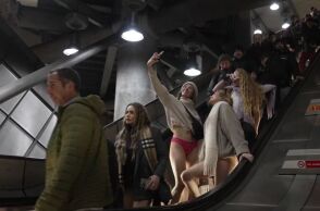 «No Τrousers Tube Day»: Γυναίκες και άντρες μόνο με τα εσώρουχά τους στο μετρό του Λονδίνου