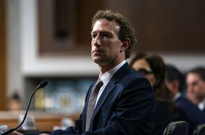 Ο Μαρκ Ζακερμπεργκ κατακρίνει την Apple