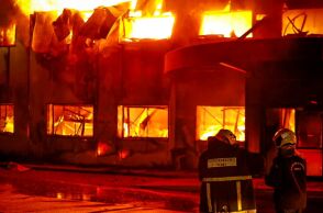 Φωτιά στο Κορωπί: Παρανάλωμα του πυρός έγινε το εργοστάσιο «Καραμολέγκος»