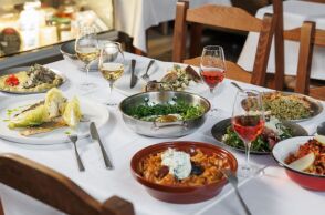 Το οινορεστοράν Καπάνι μόλις άνοιξε στο Μεταξουργείο και έχει όλο το πακέτο για να σου κλέψει την καρδιά