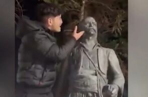 Θεσσαλονίκη: Νεαρός βρίζει και φτύνει άγαλμα του Κατσαντώνη στο Κορδελιό