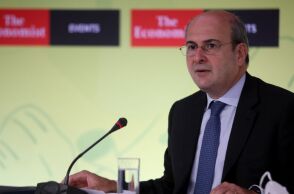 Το χιουμοριστικό βίντεο Χατζηδάκη για τον μηδενισμό των τραπεζικών προμηθειών