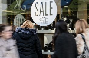 Χειμερινές εκπτώσεις 2025: Τι ώρες είναι ανοιχτά τα καταστήματα σήμερα