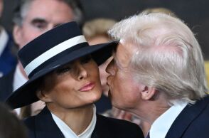 Ένα φιλί στον αέρα ανάμεσα σε Τραμπ και Μελάνια - Το καπέλο της στάθηκε εμπόδιο